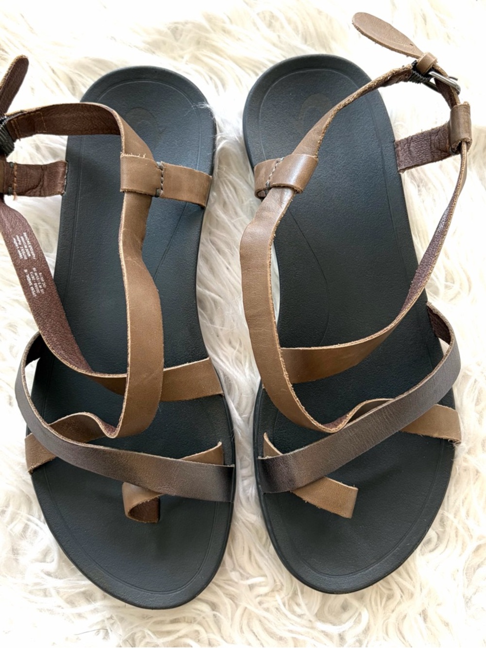 OluKai Metallic Taupe and Silver Cross-Strap Sandals Lightweight Size 9 - Picture 5 of 9